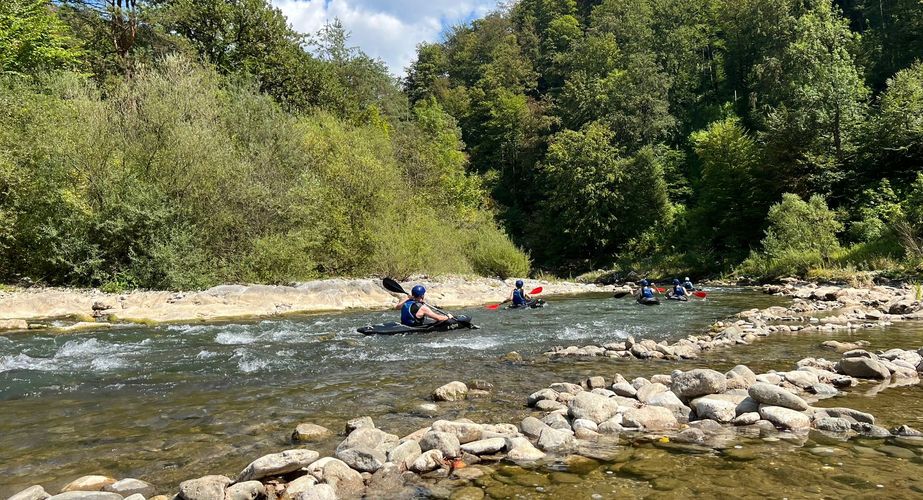 Kajakken op de rivier Kajakken op de rivier